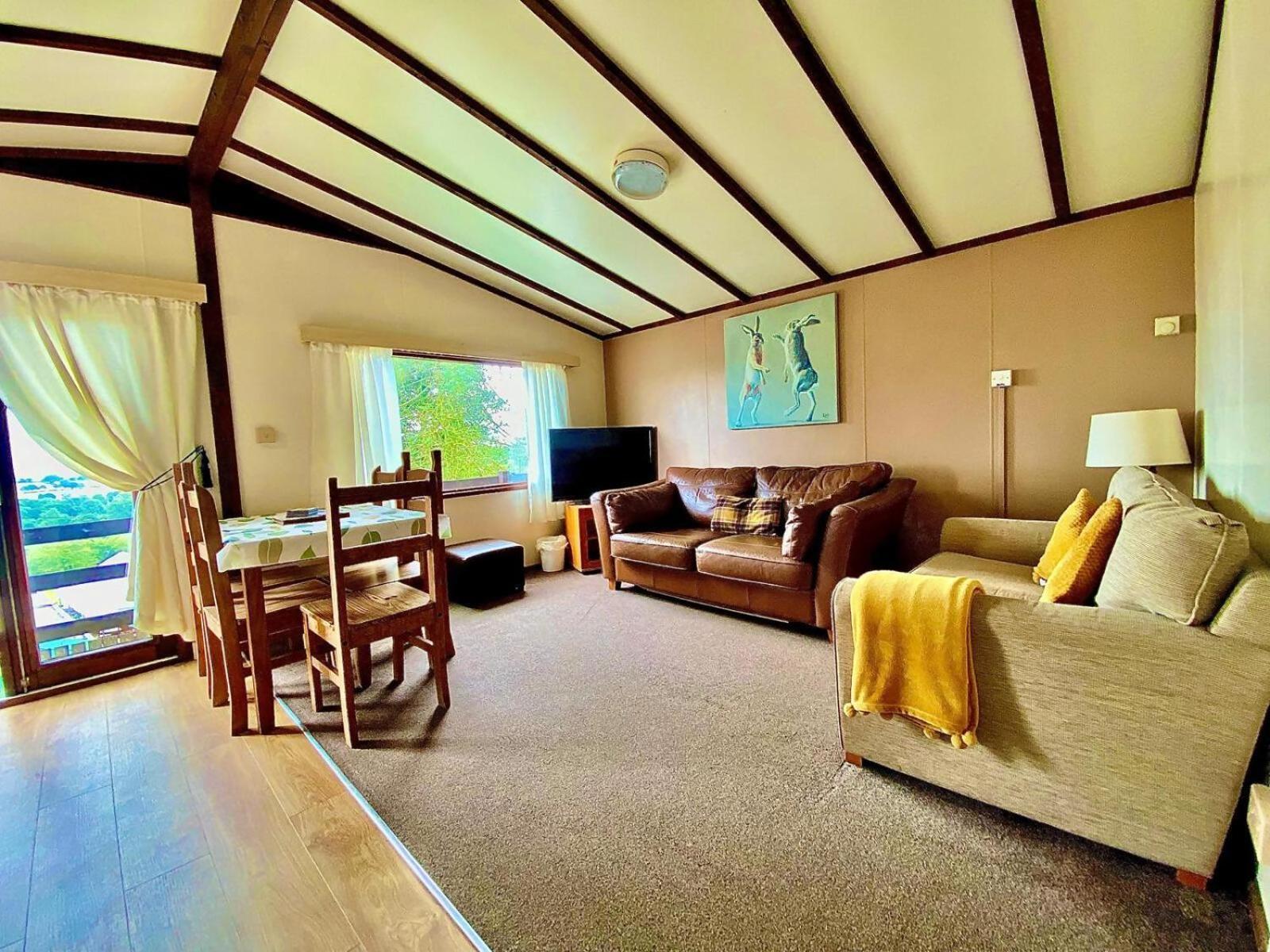 The Raddle Inn Log Cabins Croxden Buitenkant foto